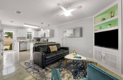 Sunnyside Casa | Private Pool Backyard Oasis! Tiki Bar. 3 blocks to beach. Quiet West End by 30A!