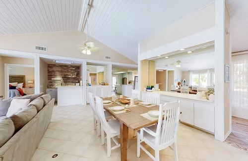 Upper Grand Lagoon Casa | 🌊Private Pool-Canal Views-Great for Familes-3BR-Sandy Shores🌊