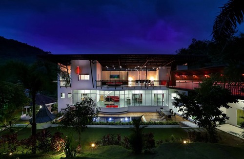 Chalong Villa | Villa moderna con piscina privada con vistas a la montaña para grandes familias y amigos