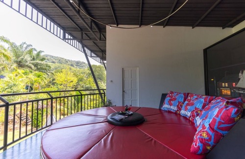 Chalong Villa | Villa moderna con piscina privada con vistas a la montaña para grandes familias y amigos