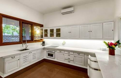 Jimbaran Bay Villa | Villa con piscina privada y jardín enorme.