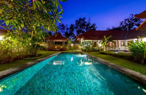 Jimbaran Bay Villa | Villa con piscina privada y jardín enorme.