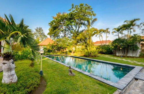 Jimbaran Bay Villa | Villa con piscina privada y jardín enorme.