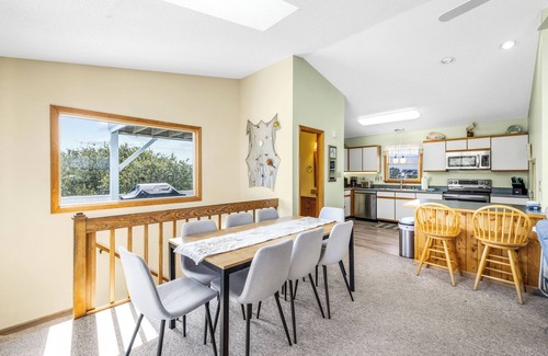 Corolla Casa | Private pool w/ heat available, hot tub, pet friendly, 5 min walk to beach!