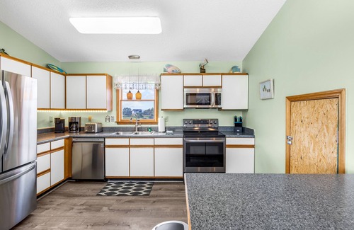 Corolla Casa | Private pool w/ heat available, hot tub, pet friendly, 5 min walk to beach!