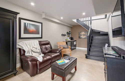 Clearview Apartamento | Private Queen Bed Studio near hiking, biking, golf, beach, spa and Blue Mountain