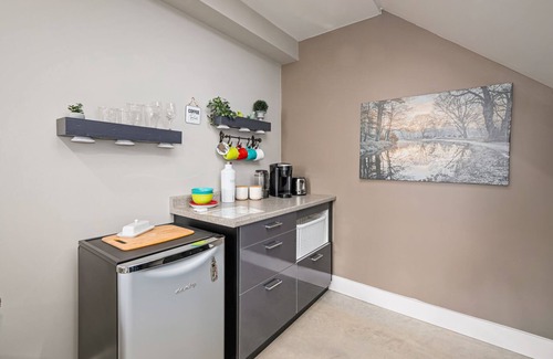 Clearview Apartamento | Private Queen Bed Studio near hiking, biking, golf, beach, spa and Blue Mountain