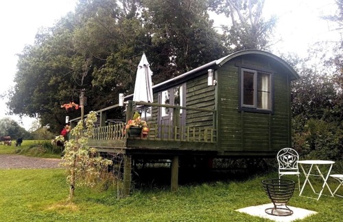 Hadlow Down Casa | Private, quiet en-suite hut, glorious views to South Downs, wild swimming.