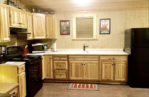 Fredericksburg Cabina | Private, quiet, rustic cabin. Minutes from Old Tunnel State Park