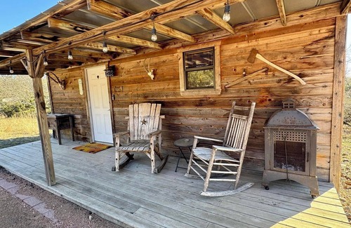 Fredericksburg Cabina | Private, quiet, rustic cabin. Minutes from Old Tunnel State Park