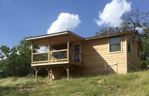 Fredericksburg Cabina | Private, quiet, rustic cabin. Minutes from Old Tunnel State Park