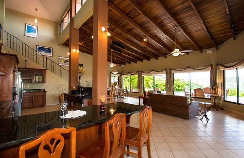 Playa Hermosa Casa | Villa Quetzal - Dos pisos de terrazas al aire libre Vista al mar Casa en Playa Hermosa