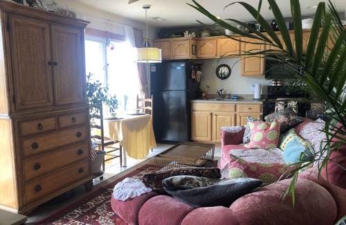 Sea Retreat Casa | PRIVATE/QUITE /COZY / / OCEAN VIEW / COUPLES GETAWAY. WALK TO FOOD & LIVE MUSIC