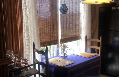 Sea Retreat Casa | PRIVATE/QUITE /COZY / / OCEAN VIEW / COUPLES GETAWAY. WALK TO FOOD & LIVE MUSIC