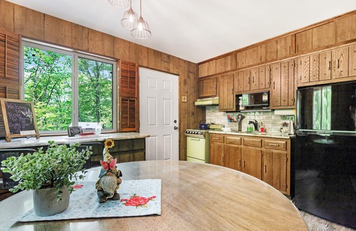 East Stroudsburg Cabina | "Private Retreat" COZY, Cabin in the woods