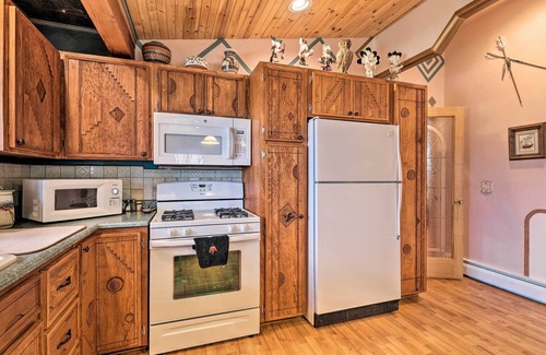 Taos Casa | ¡NUEVO! Casa en 1/2 Acre ~ 30 minutos para Taos Ski Valley!