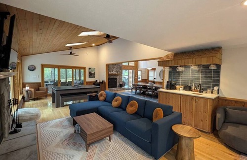 Wardensville Cabina | Private Retreat for 13 - Hot Tub, Fire Pit & More