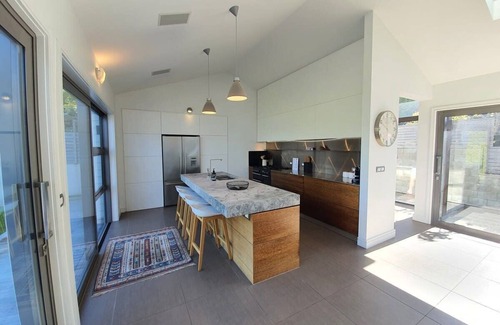 Kelvin Heights Casa | Private Retreat - Stunning Lake & Mountain Views!