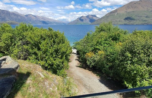 Kelvin Heights Casa | Private Retreat - Stunning Lake & Mountain Views!