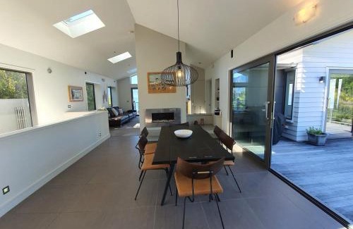 Kelvin Heights Casa | Private Retreat - Stunning Lake & Mountain Views