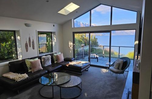 Kelvin Heights Casa | Private Retreat - Stunning Lake & Mountain Views