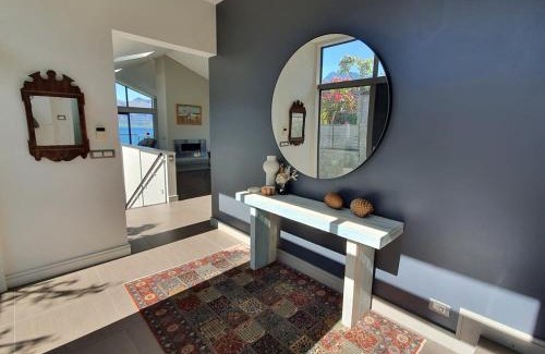 Kelvin Heights Casa | Private Retreat - Stunning Lake & Mountain Views