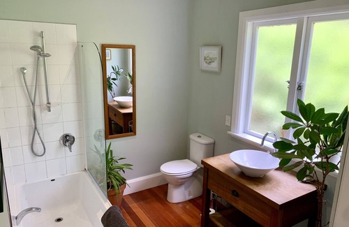Gladstone Casa | Private retreat with vineyard views & dark skies in the heart of Wairarapa