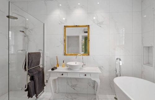 Saint Albans Casa | Private Retreat with Gorgeous Gardens