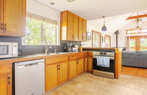 Martindale Casa | 6-Bedroom Vacation Home Just Steps to the San Marcos River