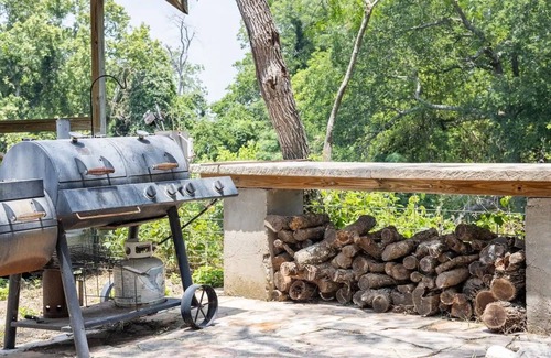 Martindale Casa | 6-Bedroom Vacation Home Just Steps to the San Marcos River