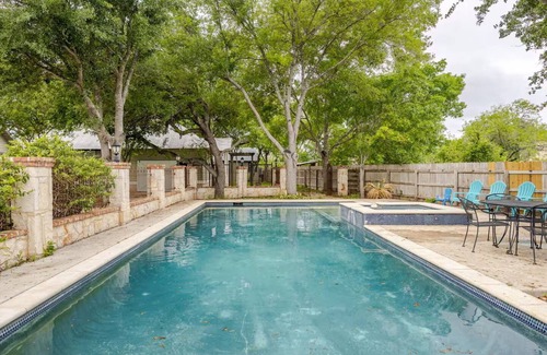 Martindale Casa | 6-Bedroom Vacation Home Just Steps to the San Marcos River