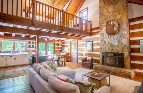 Elon Cabina | Private Riverfront Cabin: Kayaks, Ping Pong, Gym