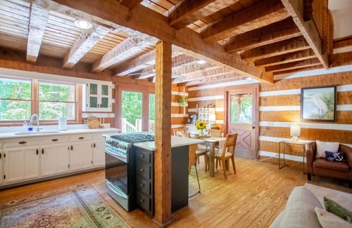 Elon Cabina | Private Riverfront Cabin: Kayaks, Ping Pong, Gym
