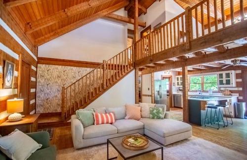 Elon Cabina | Private Riverfront Cabin: Kayaks, Ping Pong, Gym