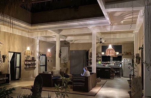 Kedewatan Villa | PRIVADO RM ENSUITE / SHARED VEGAN COCINA / YOGA INCLUYE ALCOHOL M-F Y HUMO LIBRE