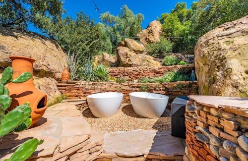 Canoga Park Casa | Private Romantic Escape, Hidden Gem w Hot Tub