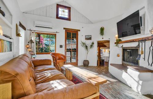 Canoga Park Casa | Private Romantic Escape, Hidden Gem w Hot Tub