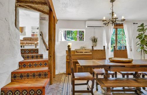 Canoga Park Casa | Private Romantic Escape, Hidden Gem w Hot Tub