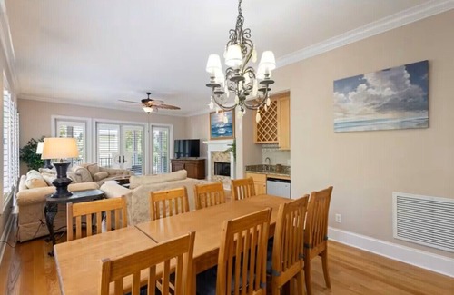 Demere Park Condominio | Private Rooftop/Walk to Beach / Parking /Chef Kitchen