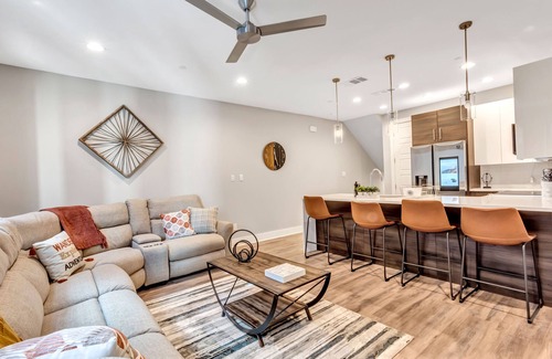Fort Worth Casa | Private Rooftop Patio+4 Story Home w/ Peloton Bike in Downtown Fort Worth