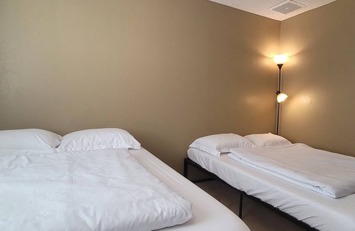 Ridgecrest Casa | Private Room [#1] - 2 Queen Beds - Shared Bathroom