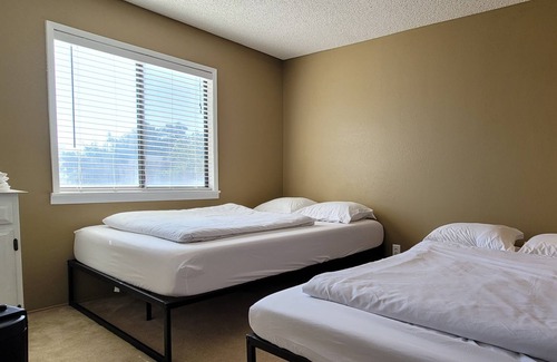 Ridgecrest Casa | Private Room [#1] - 2 Queen Beds - Shared Bathroom