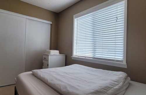 Ridgecrest Casa | Private Room [#1] - 2 Queen Beds - Shared Bathroom