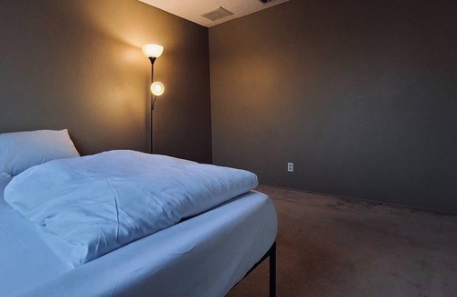 Ridgecrest Casa | Private Room [#1] - 2 Queen Beds - Shared Bathroom
