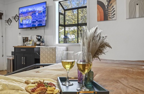 Haw Creek Apartamento | Private Room 1bedroom/bathroom suite W/ private porch, firepit, Hot tub & Pool!