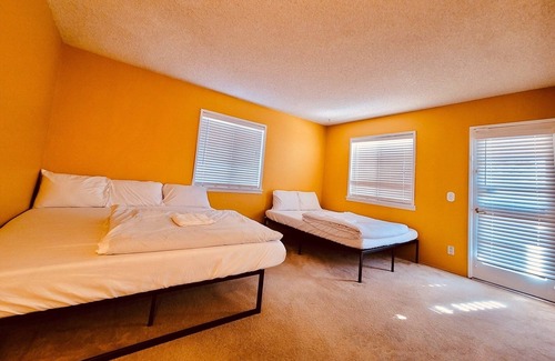 Ridgecrest Casa | Private Room [#2] - King & Queen Beds - Shared Bathroom