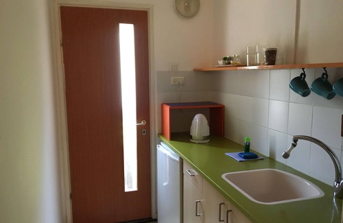 Herzliya Apartamento | Para vacaciones o viajes, unidad de 2 habitaciones y hermoso jardín de 40 metros cuadrados.