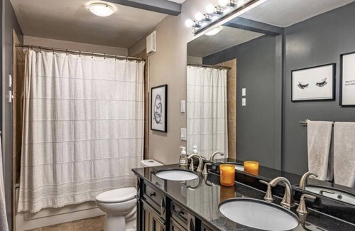 Transcona Casa | Private room hosted by Praise
