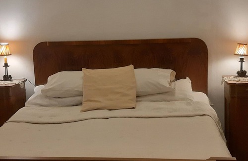 Gara de Nord Casa | habitación privada en un clásico de la familia Vila: lleno de encanto e historia