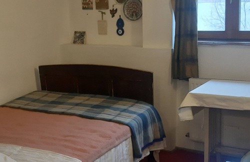 Gara de Nord Casa | habitación privada en un clásico de la familia Vila: lleno de encanto e historia
